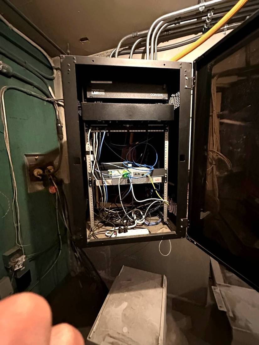Structured cabling and switching inside an equipment cabinet